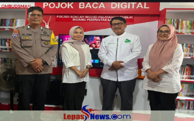Kunjungan AMURE di Perpustakaan Mandiri Desa Bacu Sambil Menyerahkan Bantuan Laptop